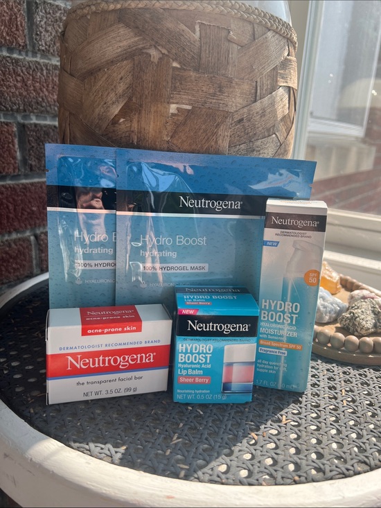 Neutrogena Other - Neutrogena Hydro Boost Hydrating Skincare Set